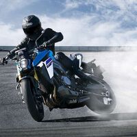 Suzuki reta a la Honda Hornet. Su nueva naked es una bestia parda radical con 150 CV y electrónica por un tubo