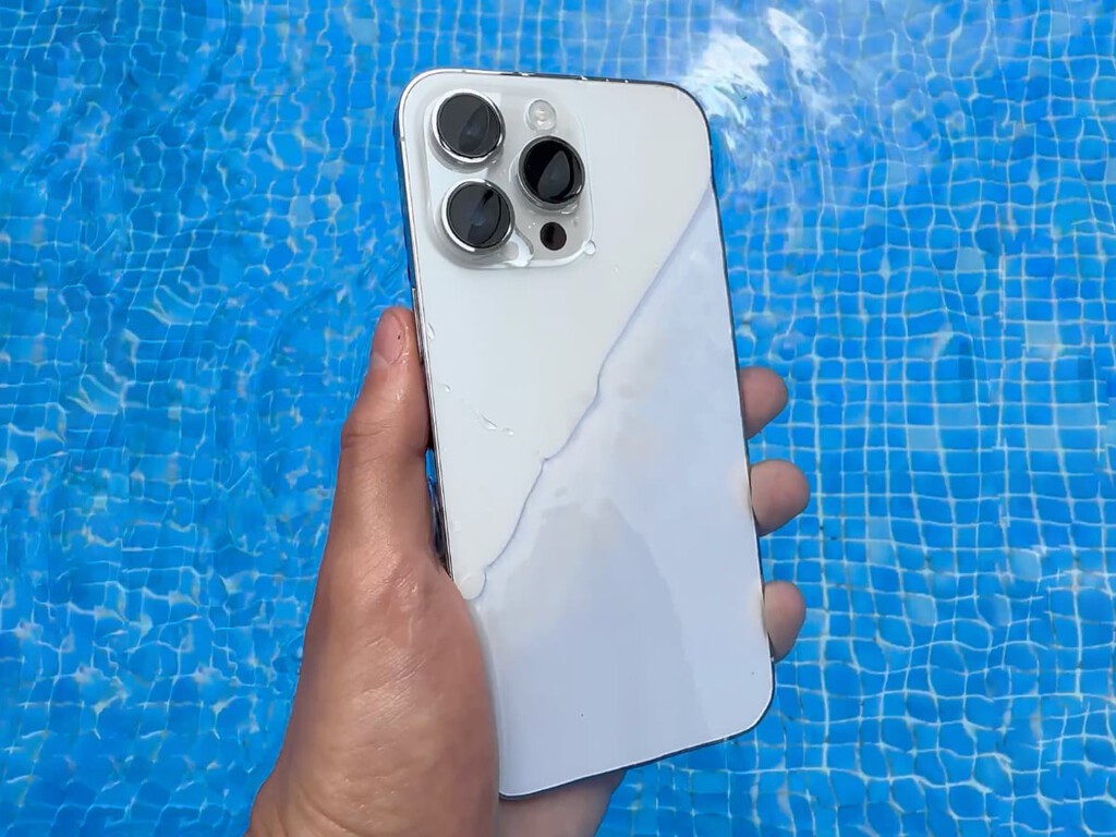 Cada 20 preguntas, ChatGPT se bebe medio litro de agua. Apple era la única que no pasaba sed, hasta que ha llamado a la puerta de Google 