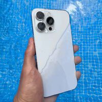 Cada 20 preguntas, ChatGPT se bebe medio litro de agua. Apple era la única que no pasaba sed, hasta que ha llamado a la puerta de Google 