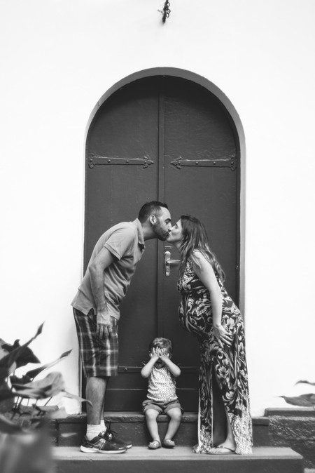 Pareja embarazada besándose