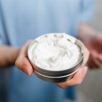 Rafaela Ribeiro, farmacéutica, sobre la lata azul de Nivea: "Es un producto que siempre deberías tener en casa"