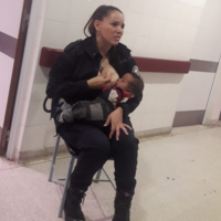 Una policía argentina da el pecho a un bebé que lloraba en un hospital y su acto de generosidad se hace viral