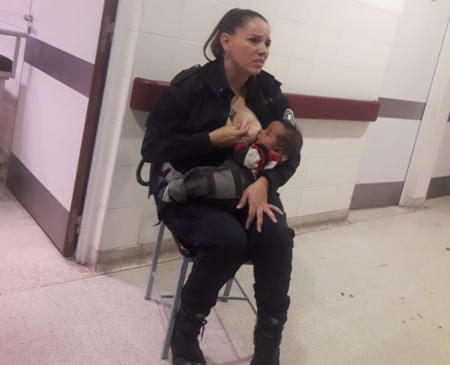 Una policía argentina da el pecho a un bebé que lloraba en un hospital y su acto de generosidad se hace viral