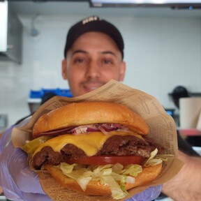 Esta hamburguesería de Vallecas es la primera de España 100% halal: “Hemos conquistado al barrio gracias al sabor” 