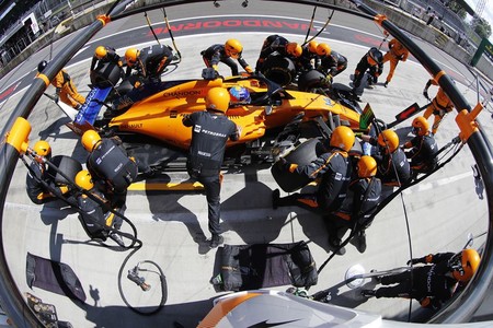 alonso-pit-stop-motorpasion
