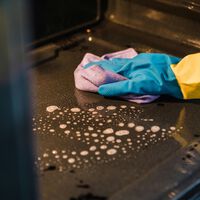Usar estos productos para limpiar tu horno es como darle kriptonita a Supermán. Cómo hacerlo de forma correcta y con menos esfuerzo 