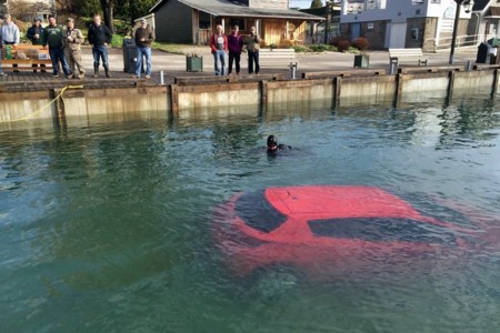 Los GPS no aciertan siempre, pregunta a esta mujer que acabó en el fondo de un lago