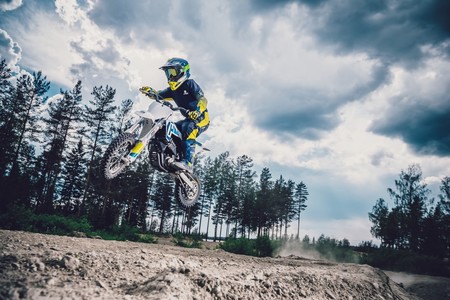 ¡Juguetes para todos! Siete motos eléctricas para niños que quieren iniciarse en el mundo offroad