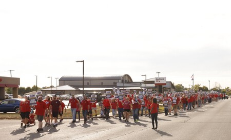 Trabajadores manifestándose en la huelga de fabricantes de coches en EEUU