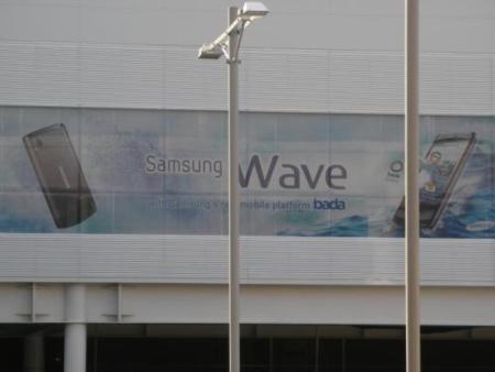 Aparece un enorme cartel en el MWC de Samsung Wave, el primer terminal con bada