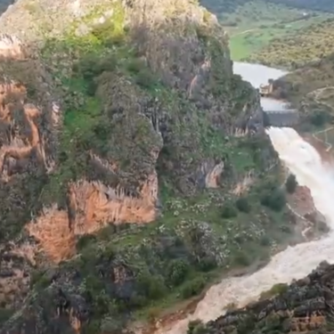 Montejaque fue durante un siglo un enorme monumento a los fallos de ingeniería. Ahora se ha convertido en un problema lleno de agua