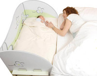 Cuna de cartón para adosar a la cama de los padres