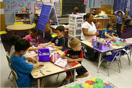 El gobierno planea ampliar el número de niños por clase para recortar gastos