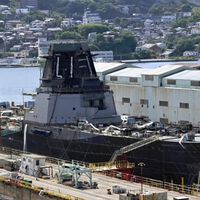 Japón construye dos murallas flotantes de 12 mil toneladas capaces de lanzar 128 misiles para protegerse de China y Corea del Norte 