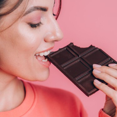 Cuándo es el mejor momento del día para comer chocolate negro y aprovechar la absorción de magnesio: “Es recomendable terminarlo a media tarde” 
