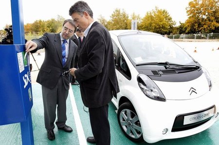 El Gobierno pide un puesto de recarga por cada 20 vehículos en aparcamientos públicos y edificios empresariales