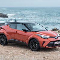 El nuevo Toyota C-HR ya está disponible en el mercado español: el SUV híbrido parte de los 25.050 euros