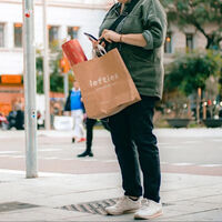 Ni El Pulpo, ni Diesel: la camiseta que se agotará este verano la acaba de sacar Lefties en colaboración con La Casera