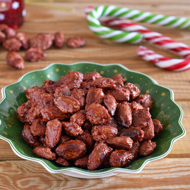 Cómo hacer almendras garrapiñadas caseras: un dulce para volver a la infancia (ideal para regalar en Navidad)