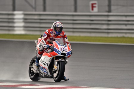 Dovizioso niega el alirón de Márquez en Malasia con una tensa (y algo polémica) victoria sobre Lorenzo