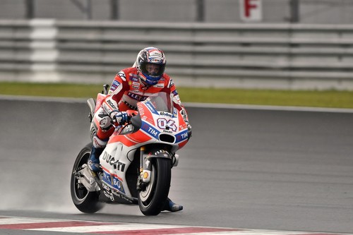 Dovizioso niega el alirón de Márquez en Malasia con una tensa (y algo polémica) victoria sobre Lorenzo