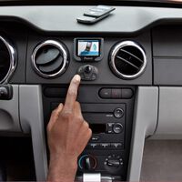 El uso del manos libres en el coche eleva a 45 el número de infracciones que se cometen... ¡en una hora!