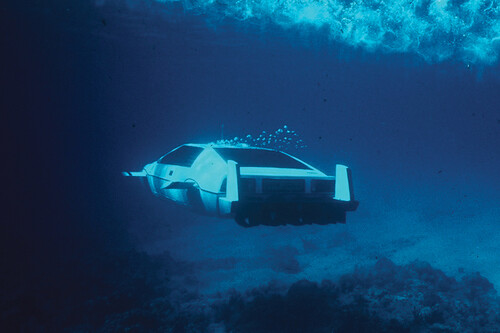 Los coches más raros de James Bond: del Renault 11 partido por la mitad hasta coches voladores o anfibios