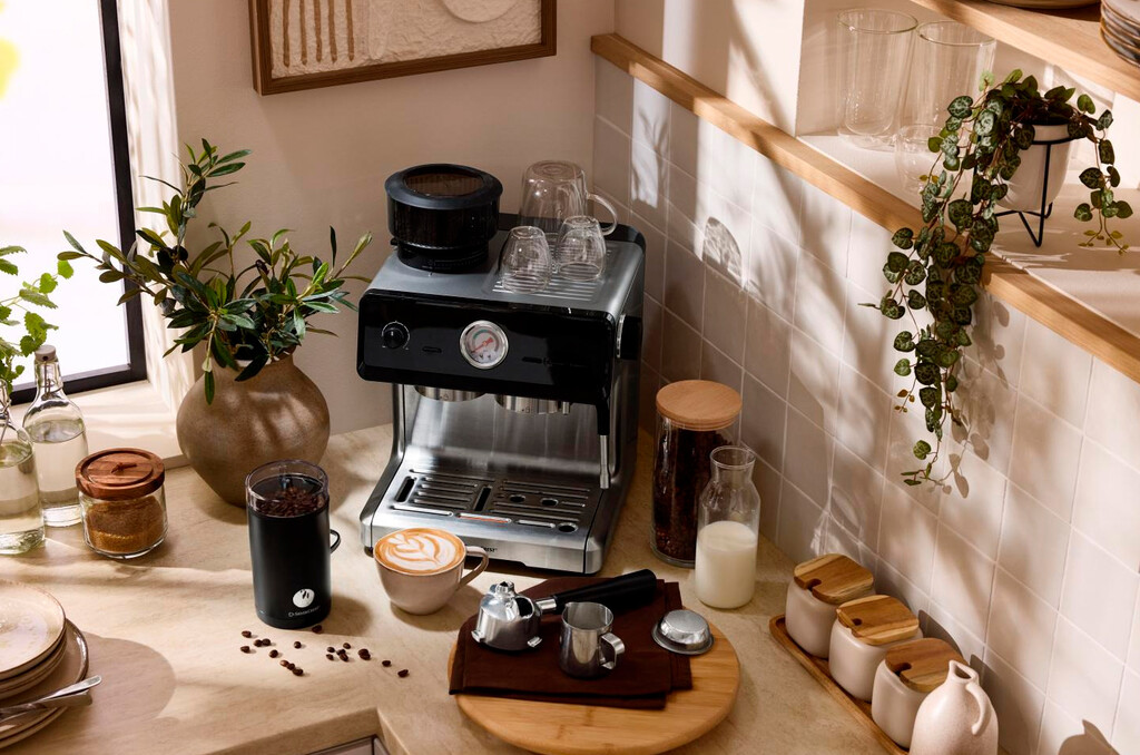 Lidl lanza una cafetera exprés con molinillo de café integrado que prepara cappuccinos con el espumador como un barista