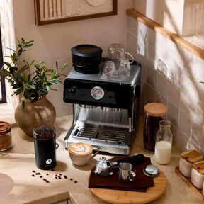 Lidl lanza una cafetera exprés con molinillo de café integrado que prepara cappuccinos con el espumador como un barista 