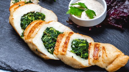 Rollo de espinacas con queso y jamón: receta fácil, nutritiva y lista en minutos para sorprender en desayunos o cenas