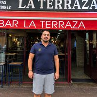 Samuel (34), dueño de un bar de barrio que pone tapa gratis con la consumición: “Es un negocio rentable, pero muy sacrificado” 