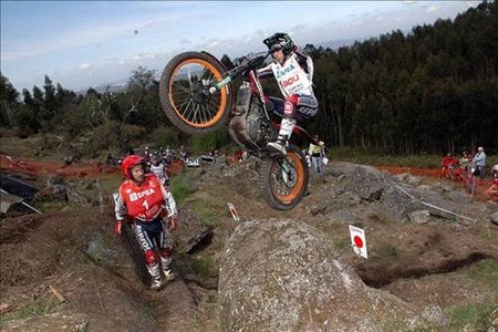 Toni Bou y Takahisa Fujinami se reparten la victoria en Portugal