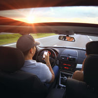 Contestar un whatsapp al volante aumenta hasta un 134 % los accidentes en mayores de 55 años, según un estudio