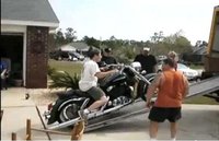 Cada uno sube la moto como quiere; o lo intenta