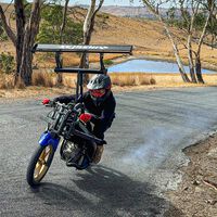 Parece un enorme alerón a lo F1, pero es el último invento loco para hacer que las motos corran más tumbando menos 