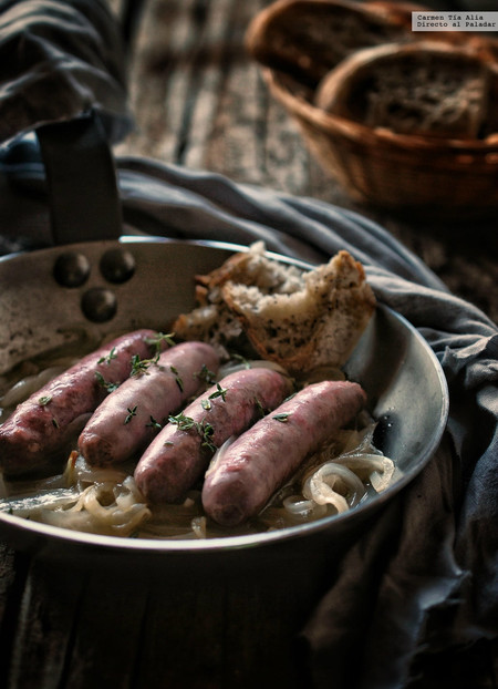 Salchichas al vino. Receta fácil y rápida (para mojar mucho pan)