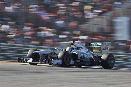 Nico Rosberg repite como líder y la lluvia no falta a su cita
