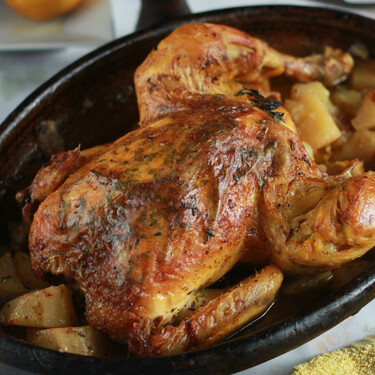 Receta del pollo al horno de mi abuela, con hierbas aromáticas entre la carne y la piel