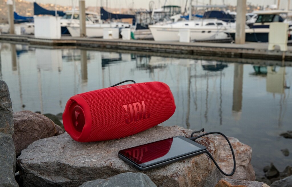 JBL estrena nuevo altavoz portátil: el Charge 5 llega con batería de 7500mAh, función 