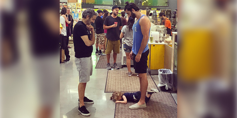 La fotografía de un padre y su hija durante una rabieta que nos recuerda lo importante que es nuestra reacción