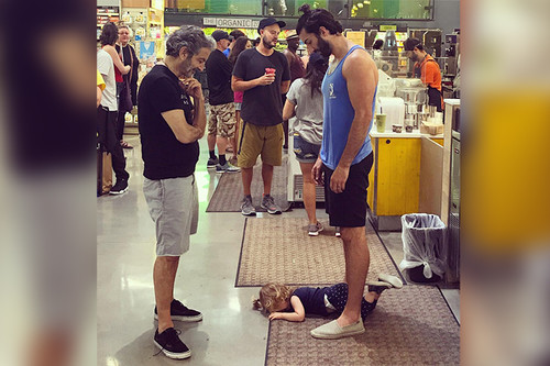 La fotografía de un padre y su hija durante una rabieta que nos recuerda lo importante que es nuestra reacción