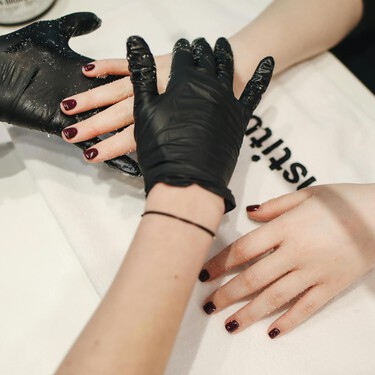 Estos cinco colores de uñas son los más bonitos para comenzar septiembre con la manicura más elegante y bonita de la oficina