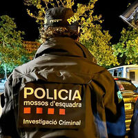 Los Mossos paran un Porsche en Figueres y encuentran doce fusiles de asalto AK-74. Los ocupantes huyeron en un Citroën C4 y siguen sin aparecer
