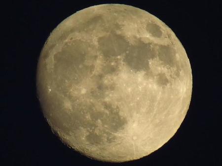 Los astrónomos explican por qué la Luna tiene forma de limón