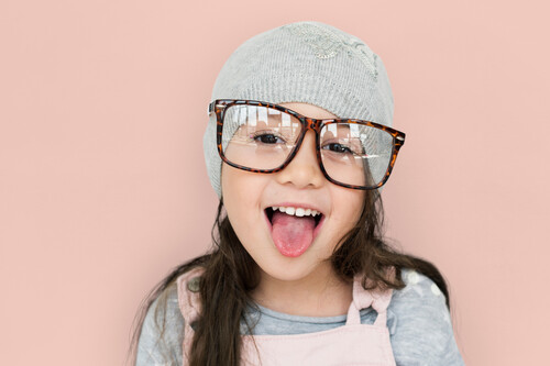 Por qué deberíamos enseñarle a nuestros hijos a reírse de sí mismos