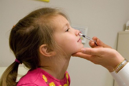 Los niños que se vacunan de la gripe podrán evitar la aguja con la nueva vacuna intranasal (si la compran)