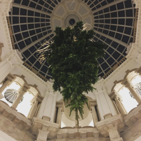 La Tate Britain cuelga su peculiar árbol de Navidad del revés