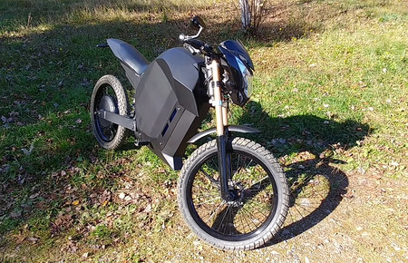 De trozos de metal a rodar a 100 km/h: este youtuber se ha hecho en casa una moto eléctrica por menos de 3.400 euros