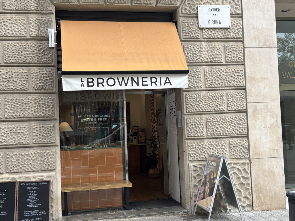 En este pequeño local de Barcelona solo hacen cookies, cafés y brownies (y el de pistacho está de muerte) 