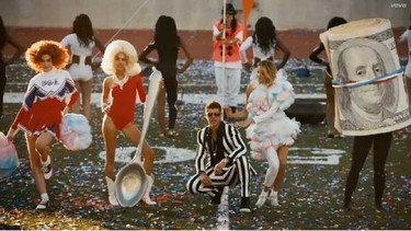 Más chicas para Robin Thicke